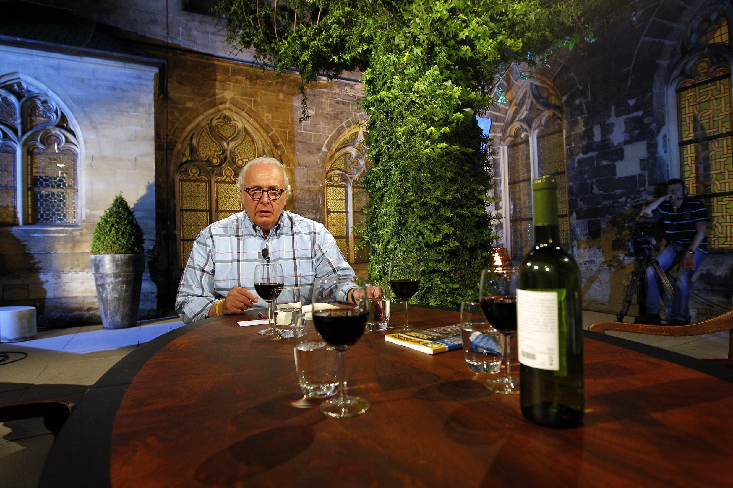 Mart Smeets aan tafel met wijn, voor aanvang van De Avondetappe